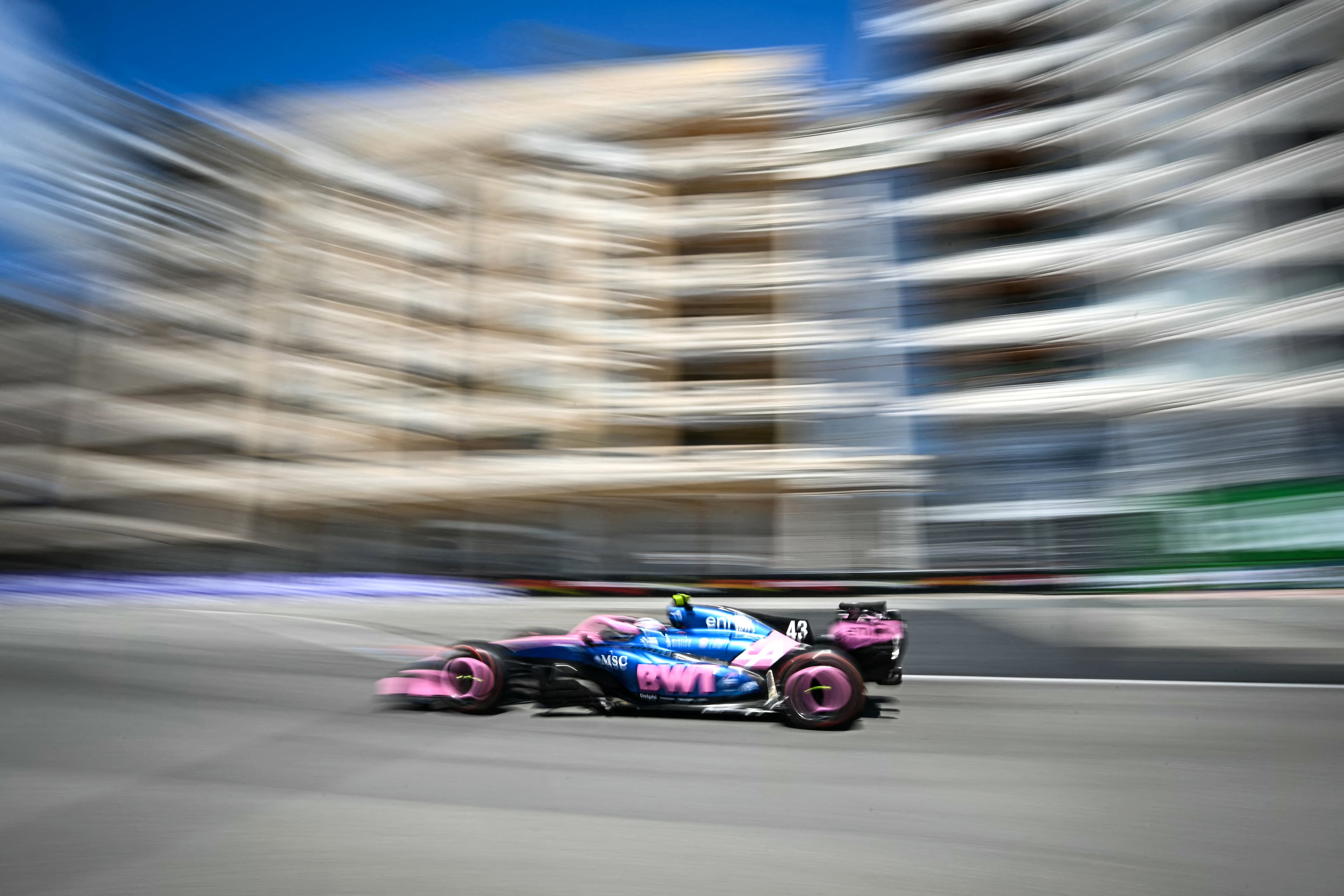 Franco Colapinto en las calles del Principado con su Alpine A526 (Photo by Gabriel BOUYS / AFP)