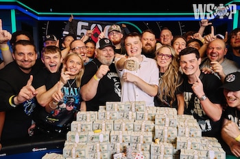 Un grupo de personas sonrientes celebra; el hombre central sostiene un trofeo de la World Series of Poker 2026. Hay billetes y fichas en primer plano