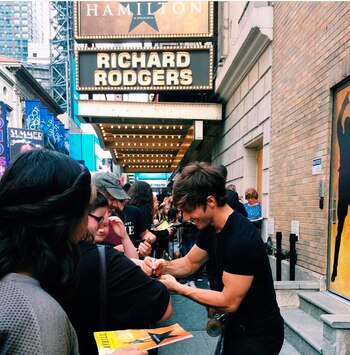 Thayne Jasperson firmando autógrafos en