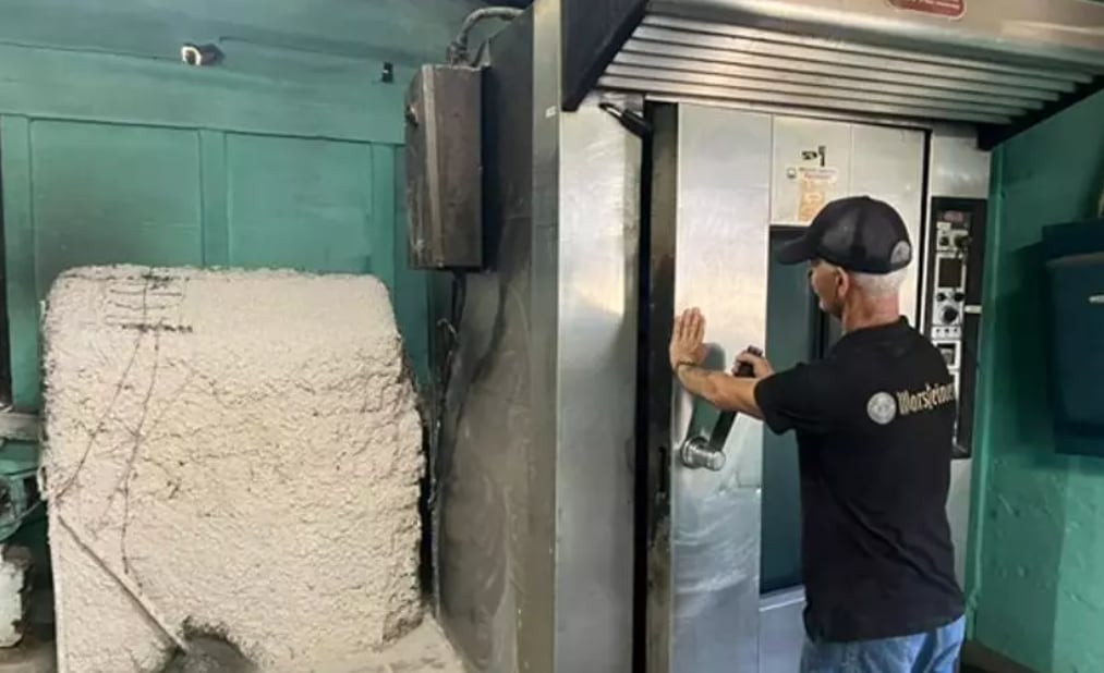 La panadería de la comunidad José Martí, en San Cristóbal, Artemisa, diseñó su propia solución para para sustituir el diésel por marabú. / El Artemiseño, retomada de 14 y medio.
