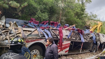 El camión cayó por un