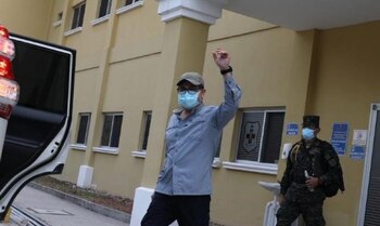 El presidente de Honduras, Juan Orlando Hernández, sale del hospital tras su ingreso por coronavirus