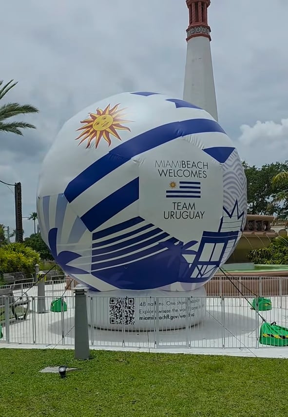 Así lucía la pelota inflable de Uruguay en un parque de Miami Beach, donde todavía se encuentran las estructuras de otras selecciones (Facebook/Charly Sosa)