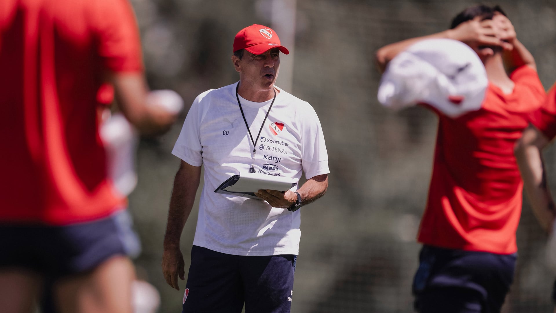 Gustavo Quinteros mantuvo una última charla con Javier Ruiz este miércoles