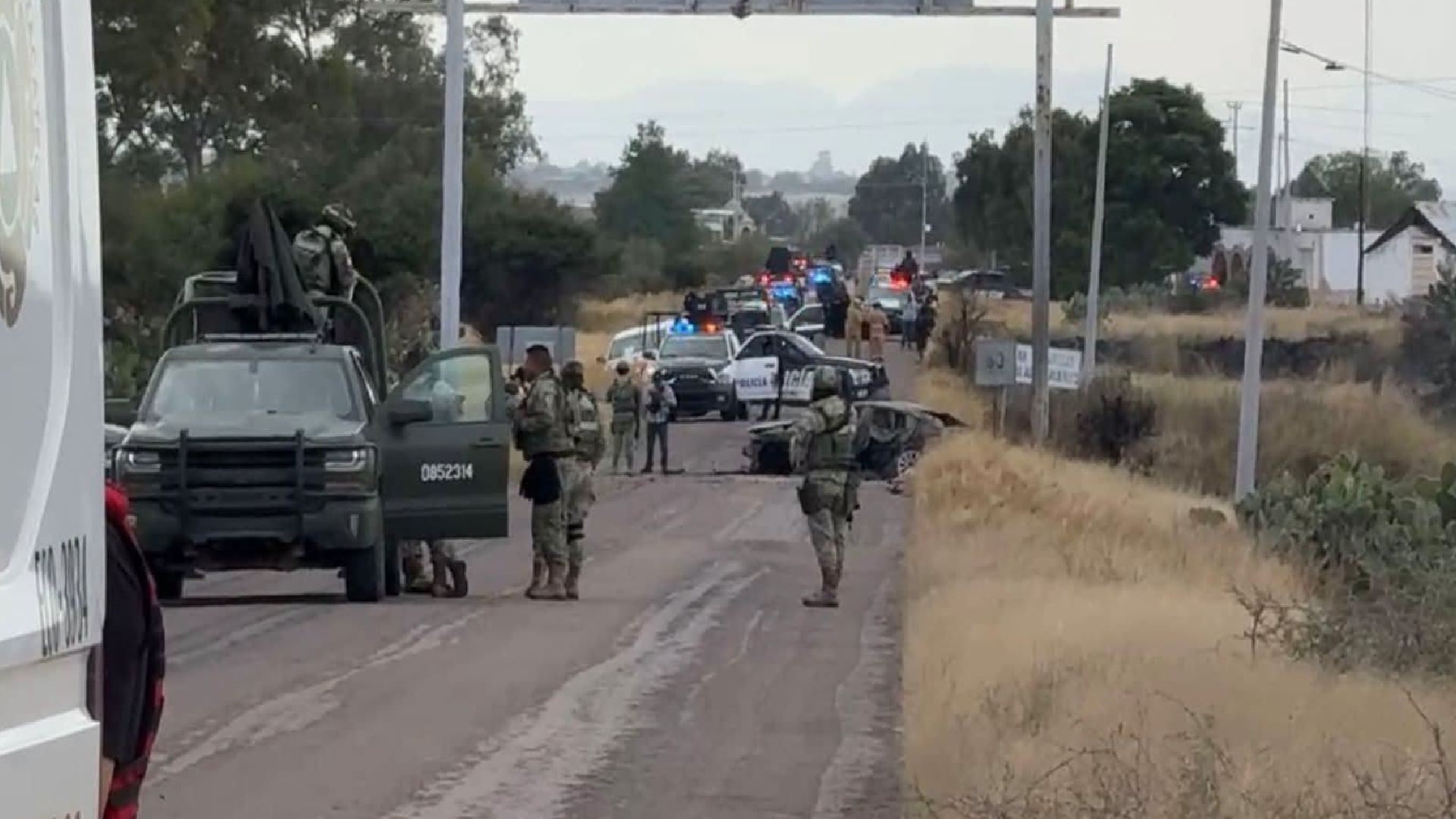 Ataque armado en carretera de Zacatecas deja un saldo de un policía herido y una maestra (especial)