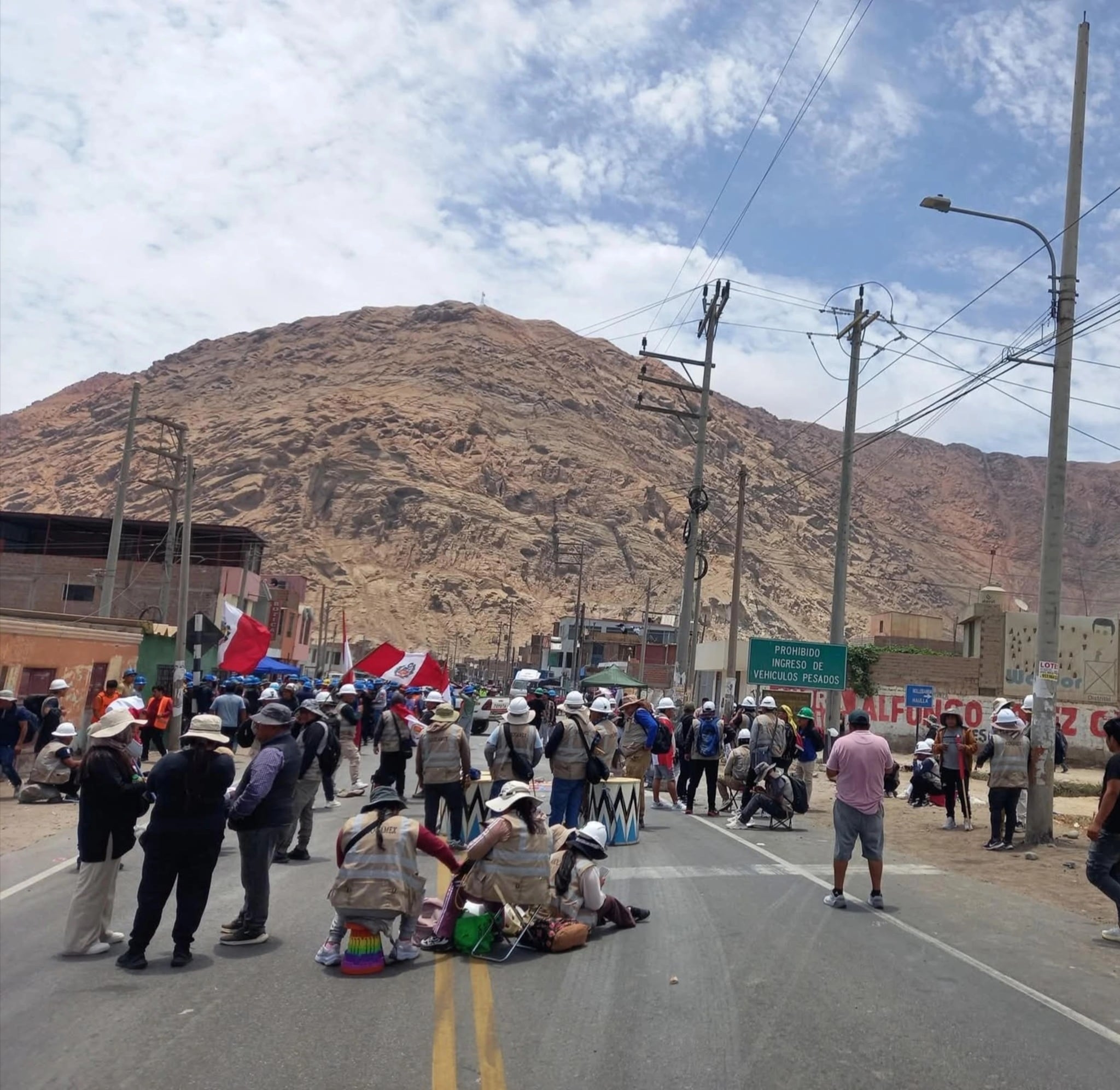 Mineros informales mantienen bloqueada la Panamericana Sur en Ocoña, Arequipa. Foto: Noticias Arequipa