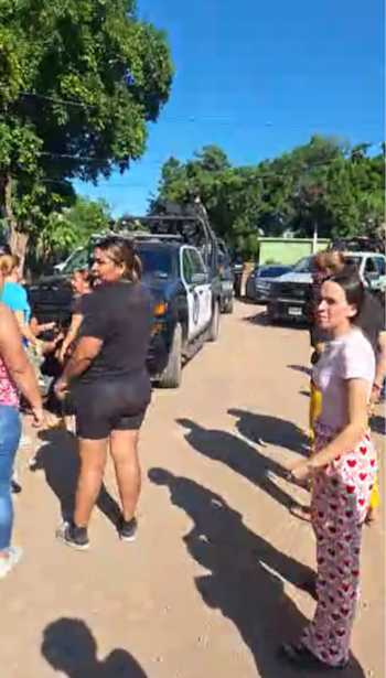 Vecinos de La Laguna Colorada forman una valla humana para impedir el traslado de la mujer detenida. Crédito: Captura de pantalla