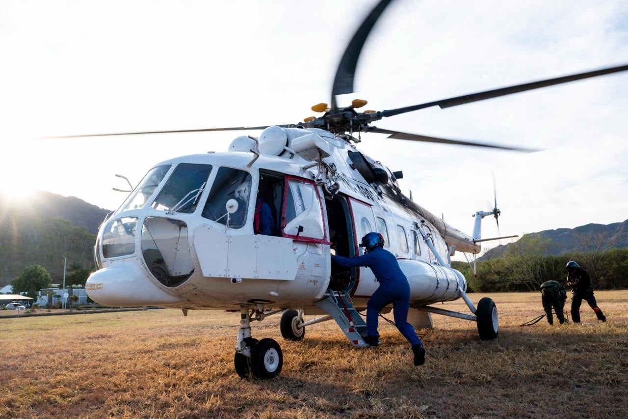 Una aeronave del Sistema Nacional de Gestión del Riesgo alista su salida desde un campo de operaciones en Tolima para apoyar el combate a los 11 incendios forestales activos en el departamento, coordinados desde el Puesto de Mando Unificado de la Ungrd - crédito @UNGRD/X