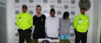 Tres adultos y un menor