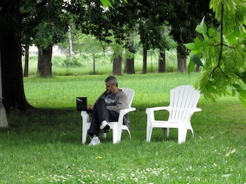 Eduardo escribiendo en su notebook