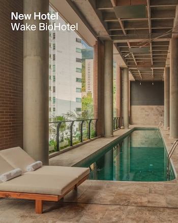 También cuenta con zona de