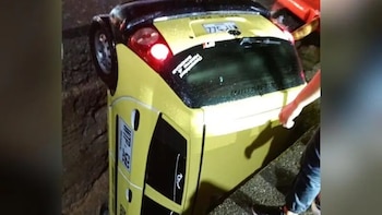 Un gigantesco hueco se “comió” un taxi en Ibagué