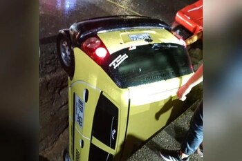 En un episodio digno de rescatar, un taxista evita lesiones al caer en un hueco profundamente oscurecido, evidenciando fallos en la infraestructura vial local - crédito captura de pantalla El Nuevo Día