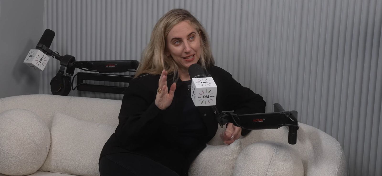 La estilista Mara Roszak desmintió que los recortes frecuentes sean clave para el crecimiento del cabello saludable (Captura de video: YouTube/@WellwithArielleLorre)