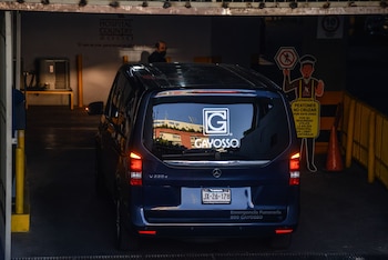 Ingreso de una carroza fúnebre al Hospital Country 2000 en donde fue reportado el fallecimiento del cantautor Vicente Fernández.