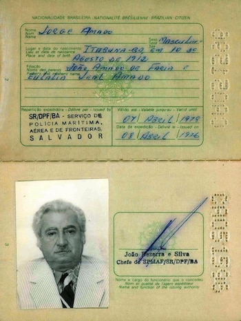 Página de pasaporte brasileño antiguo con caligrafía manuscrita, fotografía de un hombre, sello oficial y firmas