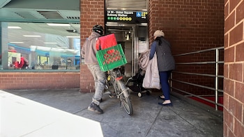 La Autoridad Metropolitana de Transporte (MTA) anunció hoy que los pasajeros con cochecitos de bebé, bolsos y problemas de movilidad ahora tienen mejor acceso en 11 líneas que abarcan dos distritos, gracias a la puesta en servicio de ascensores y escaleras mecánicas modernizadas. Foto: MTA