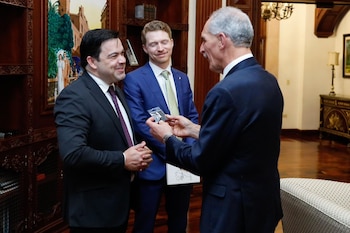 Miles de estudiantes y docentes accederán por primera vez a plataformas educativas y capacitación digital mediante la cobertura de Starlink en escuelas rurales. (Foto: Casa Presidencial)