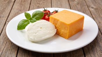 Cheddar o mozzarella: qué queso conviene elegir según la dieta