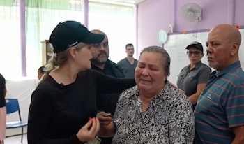 Fernández conversó con personas que permanecen en los albergues y aseguró que contarán con atención médica, alimentación y condiciones adecuadas para permanecer en los centros. Crédito: Captura video Presidencia de la República
