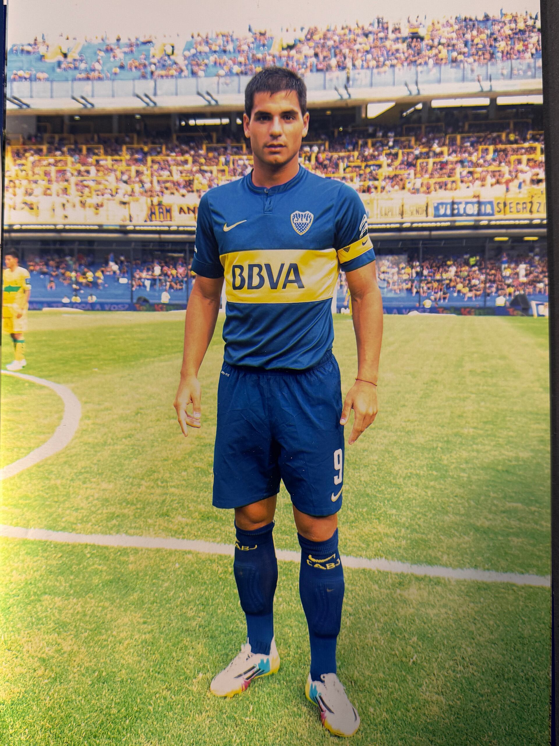 Disputó tres partidos en la Primera de Boca Juniors, uno de ellos fue oficial y los dos restantes se trataron de amistosos contra River Plate y Boca Unidos (Crédito: Mauro Dalla Costa)