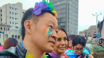 Kenji Fujimori en la Marcha del Orgullo 2026 junto a su esposa. (Foto: Infobae Perú)