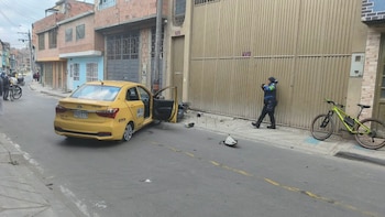 Taxista en presunto estado de embriaguez atropelló a un motociclista en Soacha y escapó del lugar: dejó abandonados dos menores en el carro