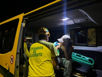 Comandos de Salvamento atendió a los pasajeros heridos en el bulevar Constitución y los trasladó a un centro asistencial. (Foto cortesía Comandos de Salvamento)