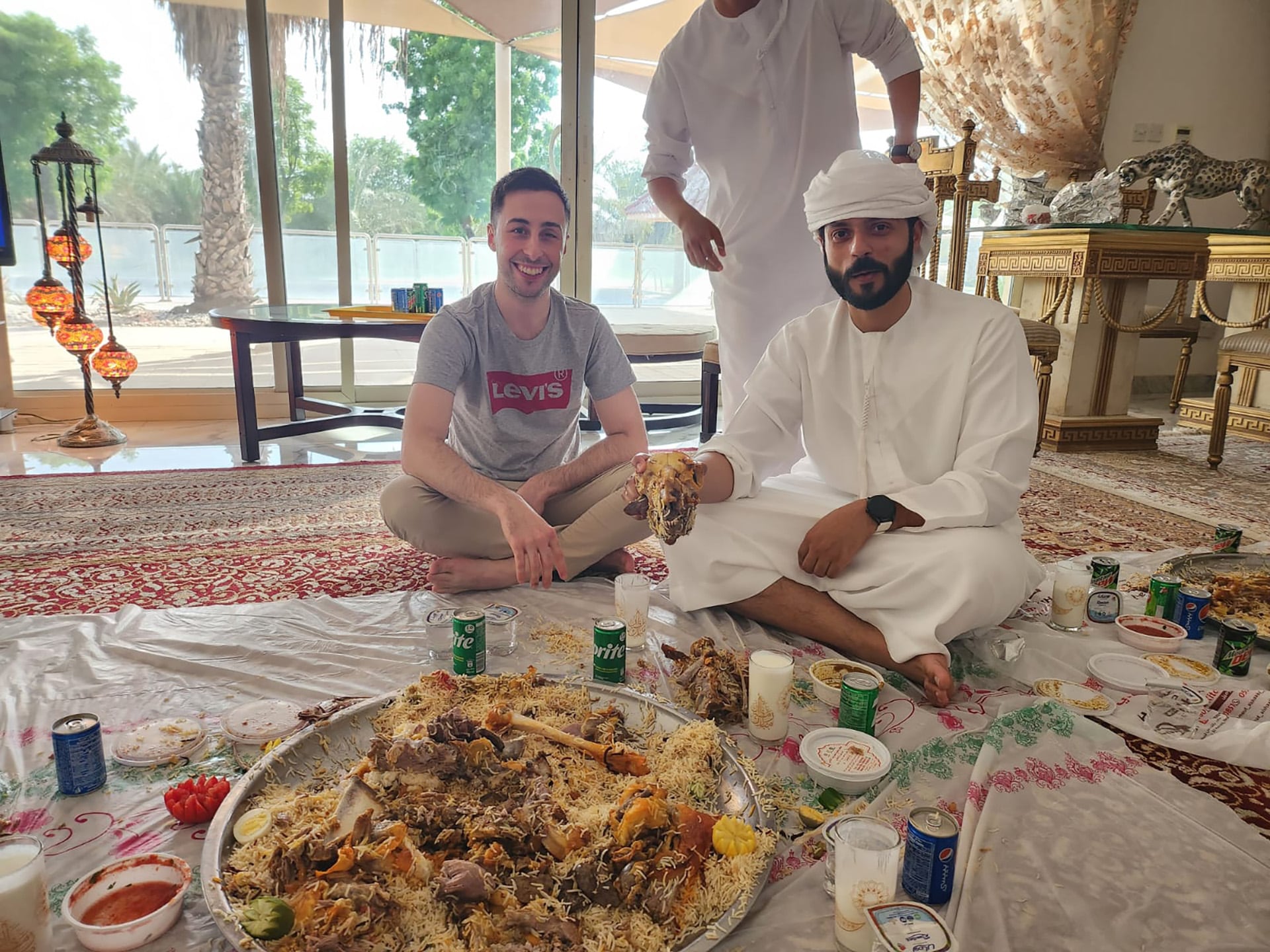 Camilo Cisera en Abu Dhabi, junto a Rames Aljneibi, trader de Adnoc, la empresa emiratí asociada a YPF en el proyecto Argentina LNG