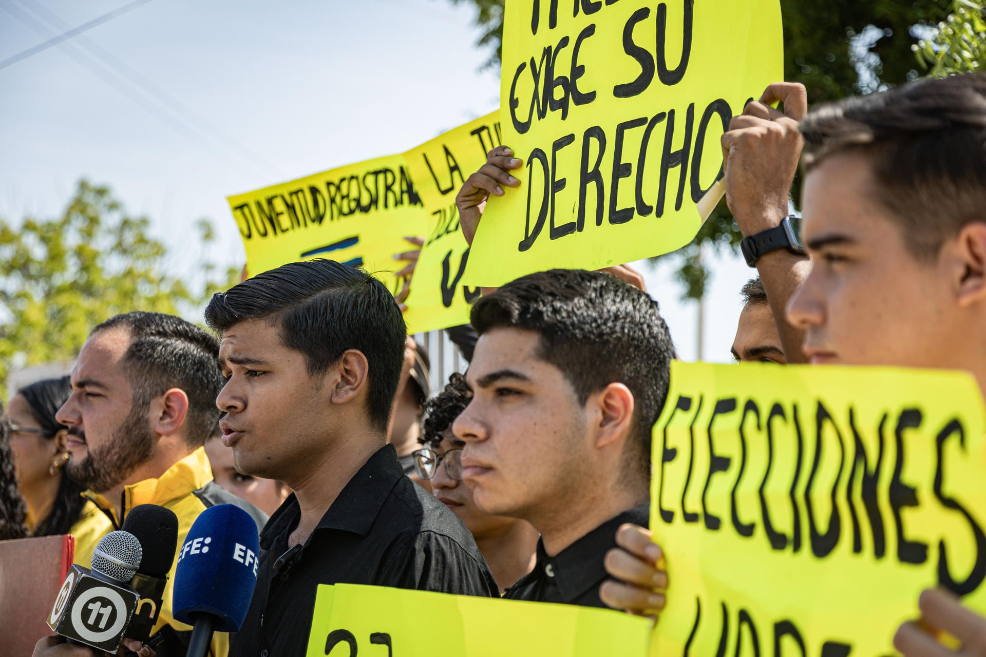 Estudiantes y activistas protestan con pancartas (EFE)