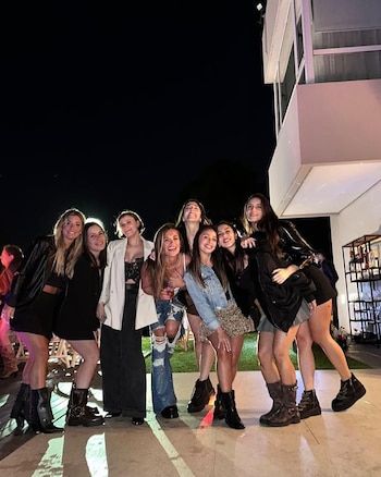 Cami Homs, divertida junto a