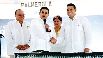 Lenir Pérez (derecha) saluda al