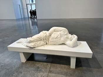 Una escultura de mármol del