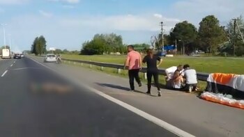 Sobre el guardarrail derecho de la autopista del Oeste en la mano que dirige hacia la Ciudad de Buenos Aires quedó enroscada la tela del parapente