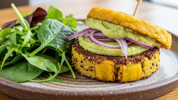 Hamburguesas de plátano macho y quinoa: la combinación que ayuda a regular la digestión