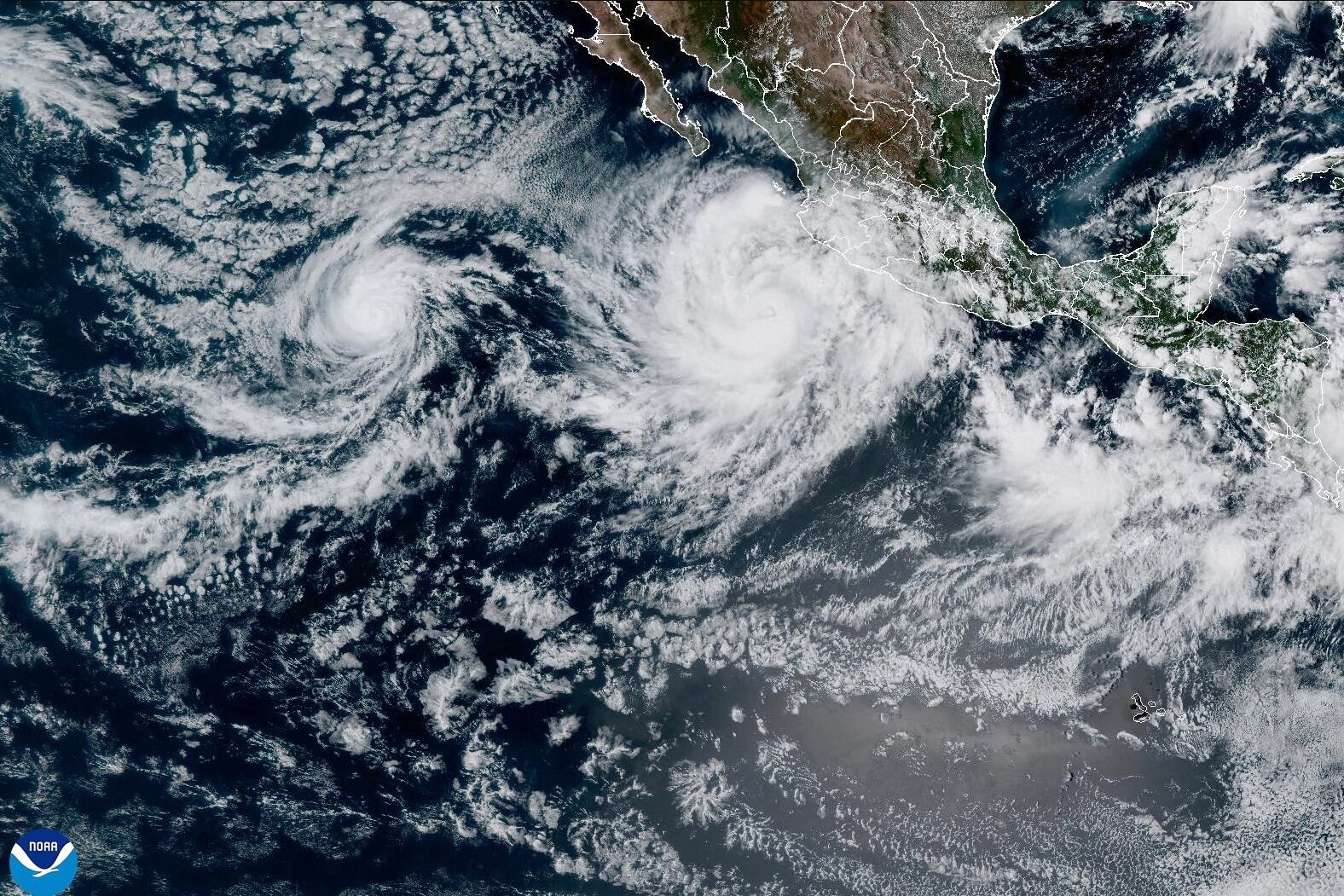 En esta imagen satelital divulgada por la Oficina Nacional de Administración Oceánica y Atmosférica (NOAA, por sus siglas en inglés), la tormenta tropical Priscilla se forma el 5 de octubre de 2025 en el Pacífico oriental, frente a las costas de México. (NOAA vía AP)