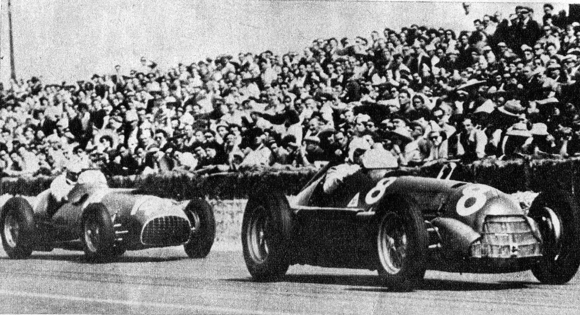 Fangio en Reims con el auto de Fagioli. Precede a Ascari con la Ferrari de Froilán González (Archivo CORSA).