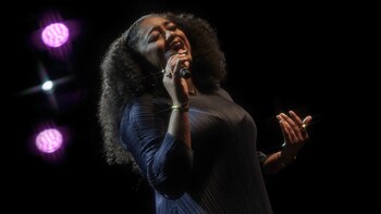 Samara Joy iluminó la noche