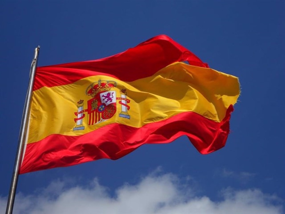 ¡Impactante! Este país europeo prohibirá izar la bandera española a partir de 2025: descubre por qué 7 Merca2.es La Bandera Nacional: un símbolo de identidad