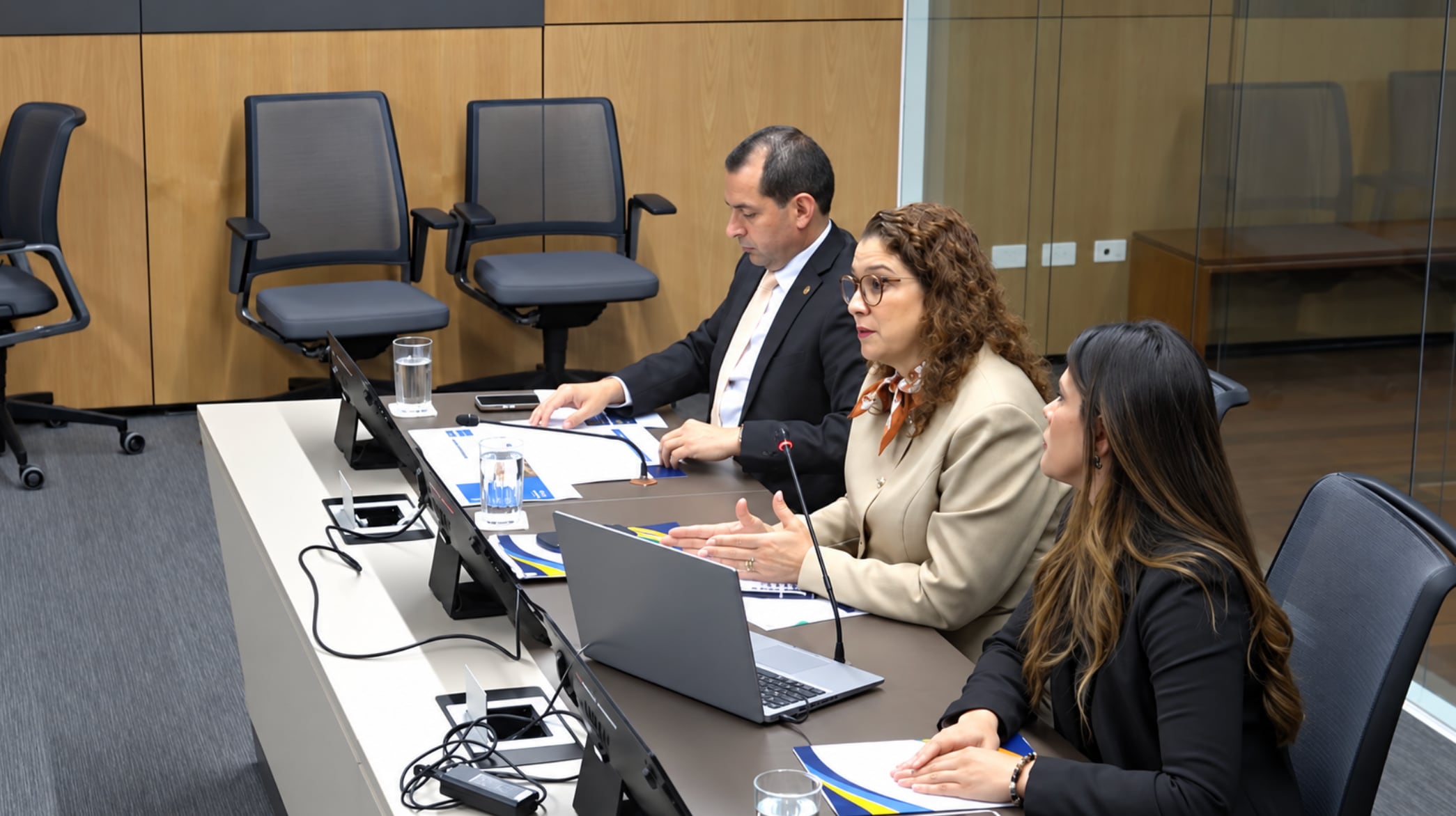 La ministra de Planificación, Karla Morales, defendió ante los diputados los beneficios económicos y administrativos del proyecto. Crédito: Captura video Asamblea Legislativa