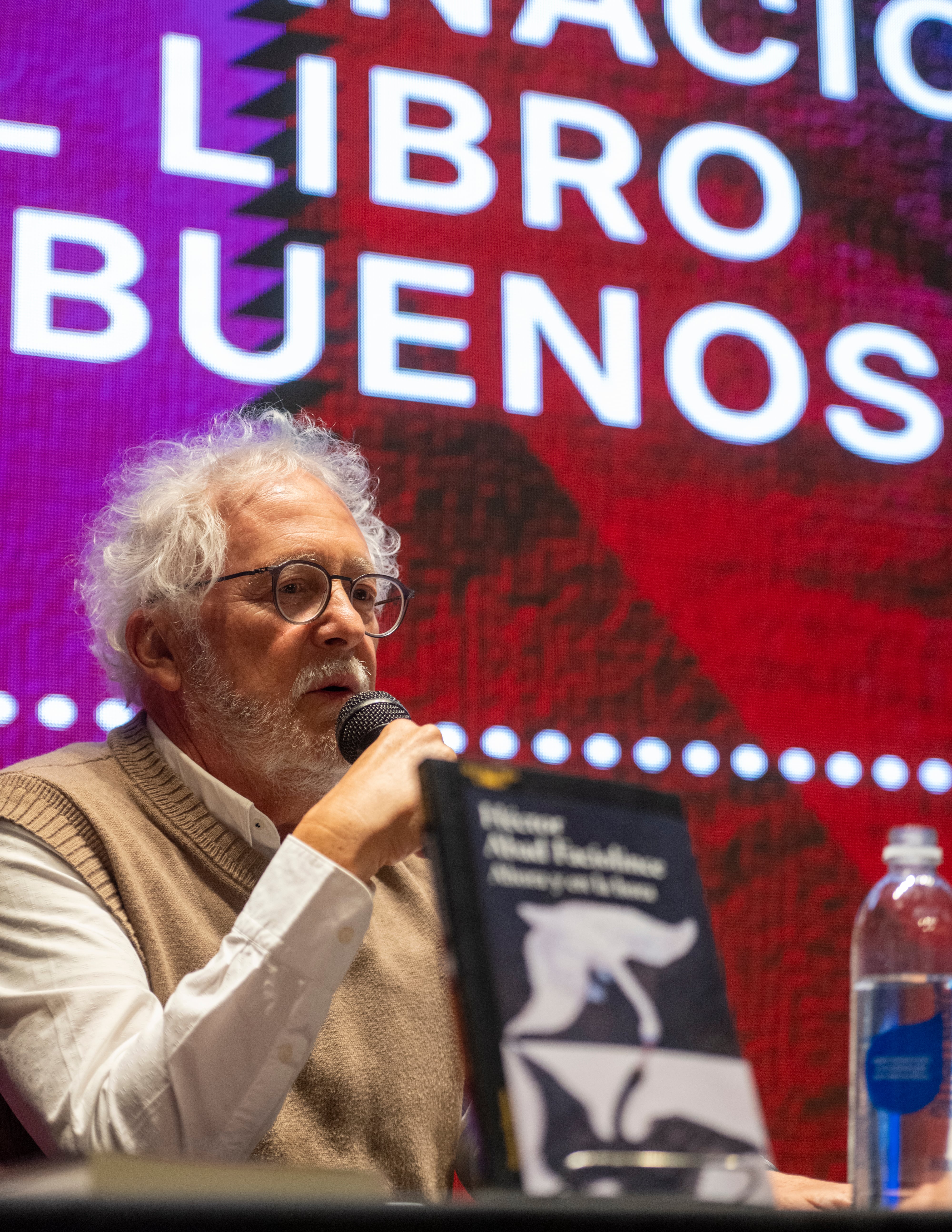 Durante la charla, Abad Faciolince fue particularmente duro con el presidente ruso Vladimir Putin y también con los intelectuales latinoamericanos que son reticentes a apoyar a Ucrania, el país invadido y atacado por el ejército ruso.