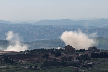Una explosión en la aldea libanesa de Taybeh, en el sur, vista desde el lado israelí de la frontera en la Alta Galilea, norte de Israel. EFE/EPA/ATEF SAFADI