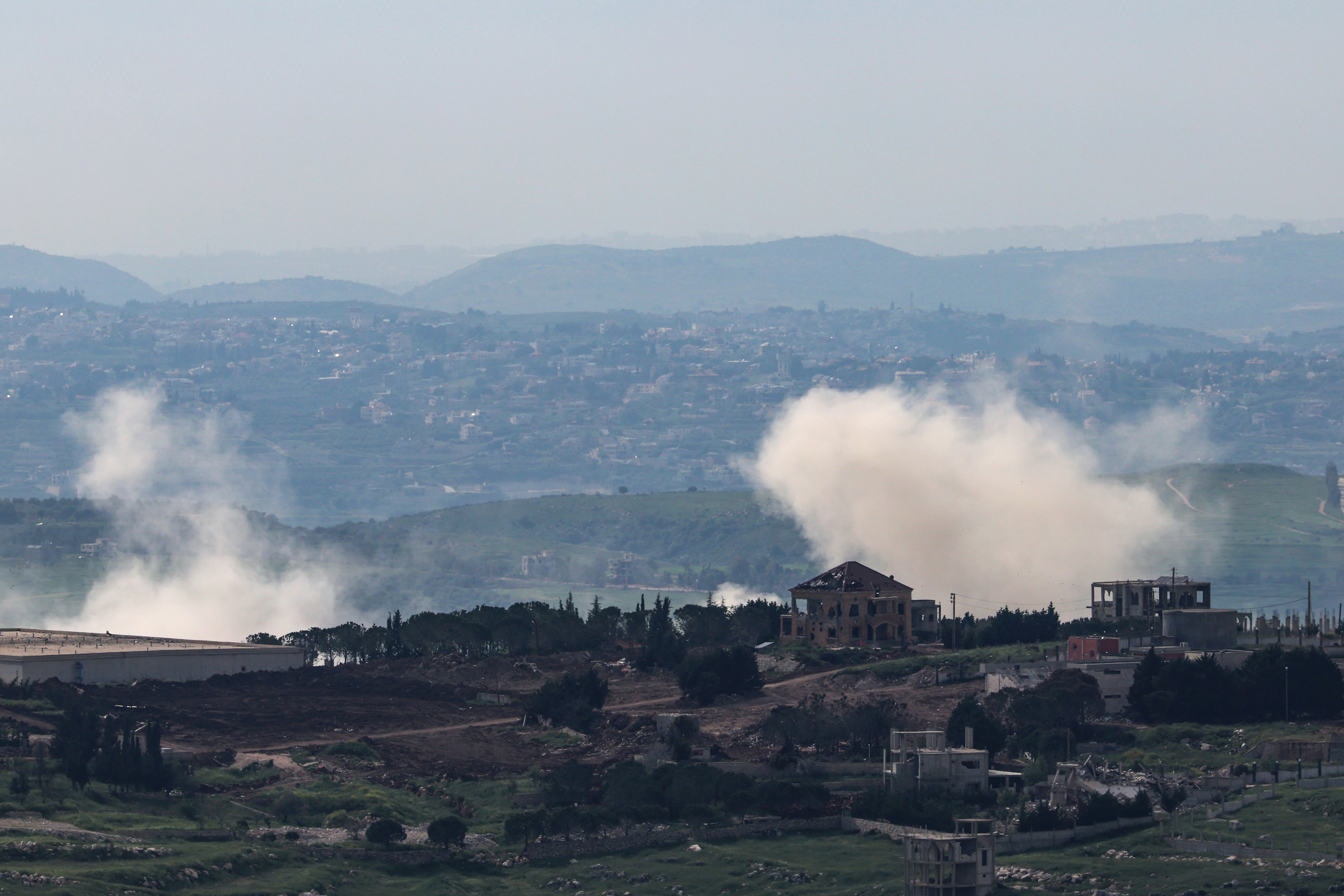 Una explosión en la aldea libanesa de Taybeh, en el sur, vista desde el lado israelí de la frontera en la Alta Galilea, norte de Israel. EFE/EPA/ATEF SAFADI