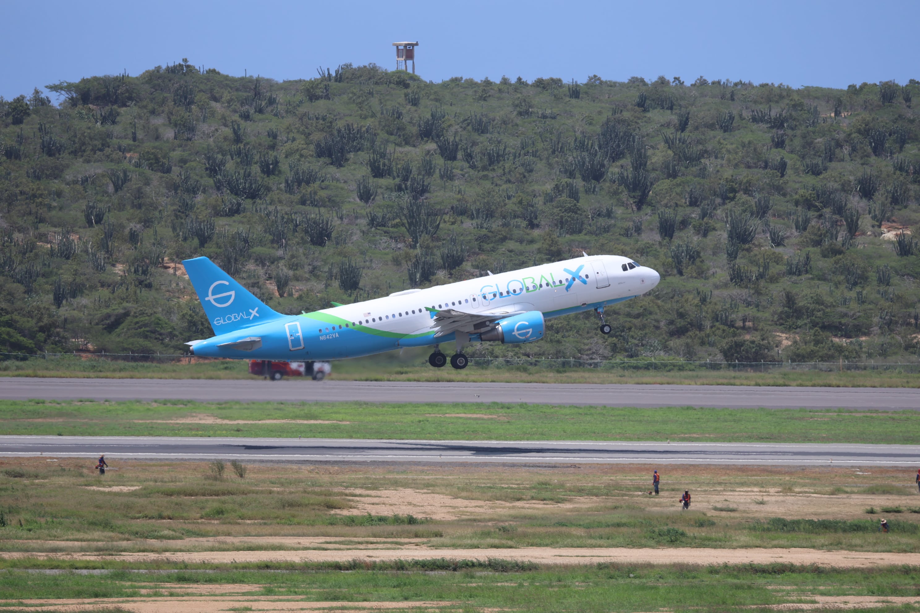 Fotografía que muestra el despegue de un avión Global X en el aeropuerto Simón Bolívar de Maiquetía durante su reactivación este martes, en La Guaira (EFE/Miguel Gutiérrez)