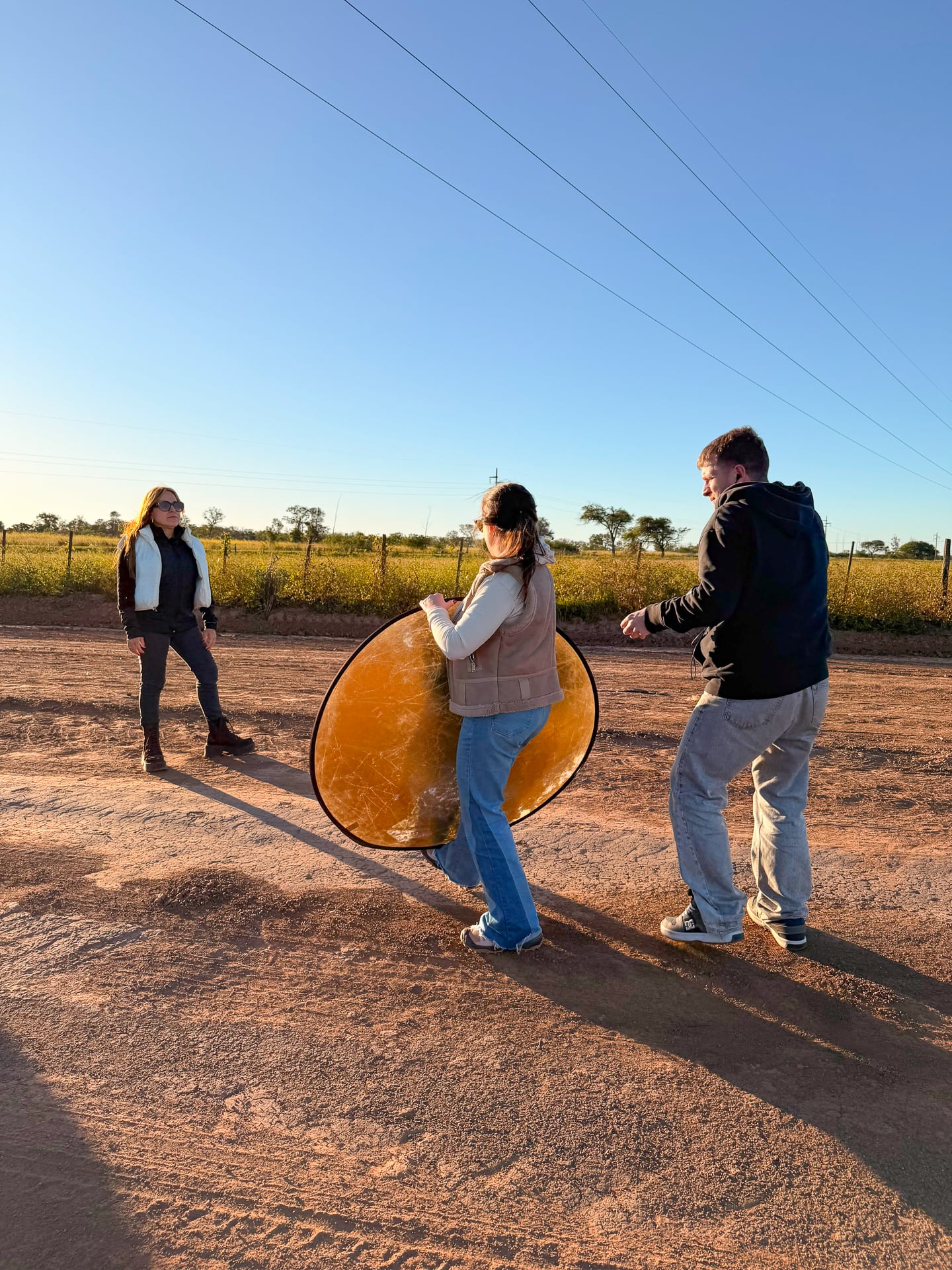 El equipo de Infobae: Daniela Blanco -ganadora Beca Pultizer 2026- y el fotorealizador Matías Arbotto, en el territorio rumbo a Tartagal para grabar cuatro episodios sobre la relación de las mujeres indígenas y el impacto del cambio climático