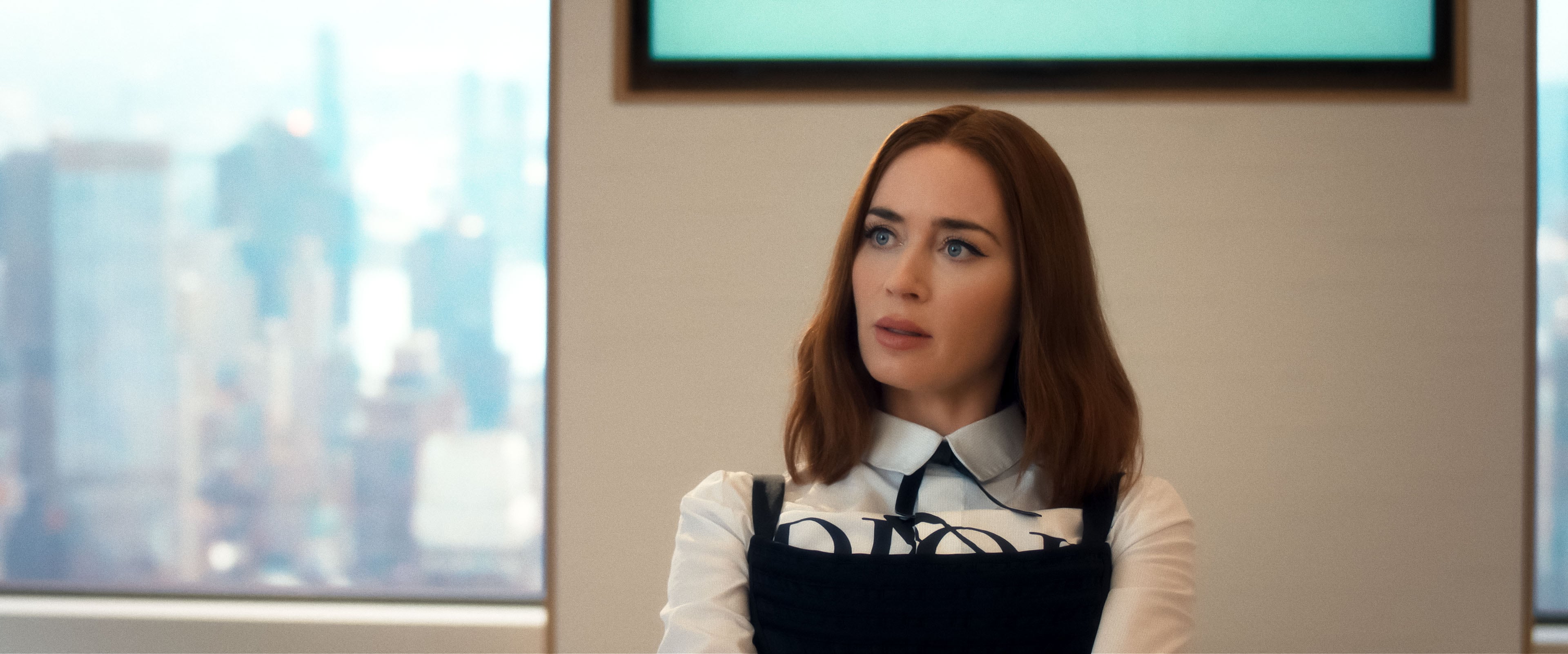 Emily Charlton, interpretada por Emily Blunt, se muestra concentrada en la oficina de Runway, un pilar fundamental en el exigente mundo editorial de moda. (20th century fox)