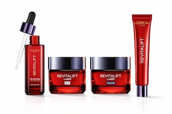 Una botella de sérum, dos frascos de crema, uno de día y otro de noche, y un tubo de crema, todos de la línea L'Oréal Revitalift.