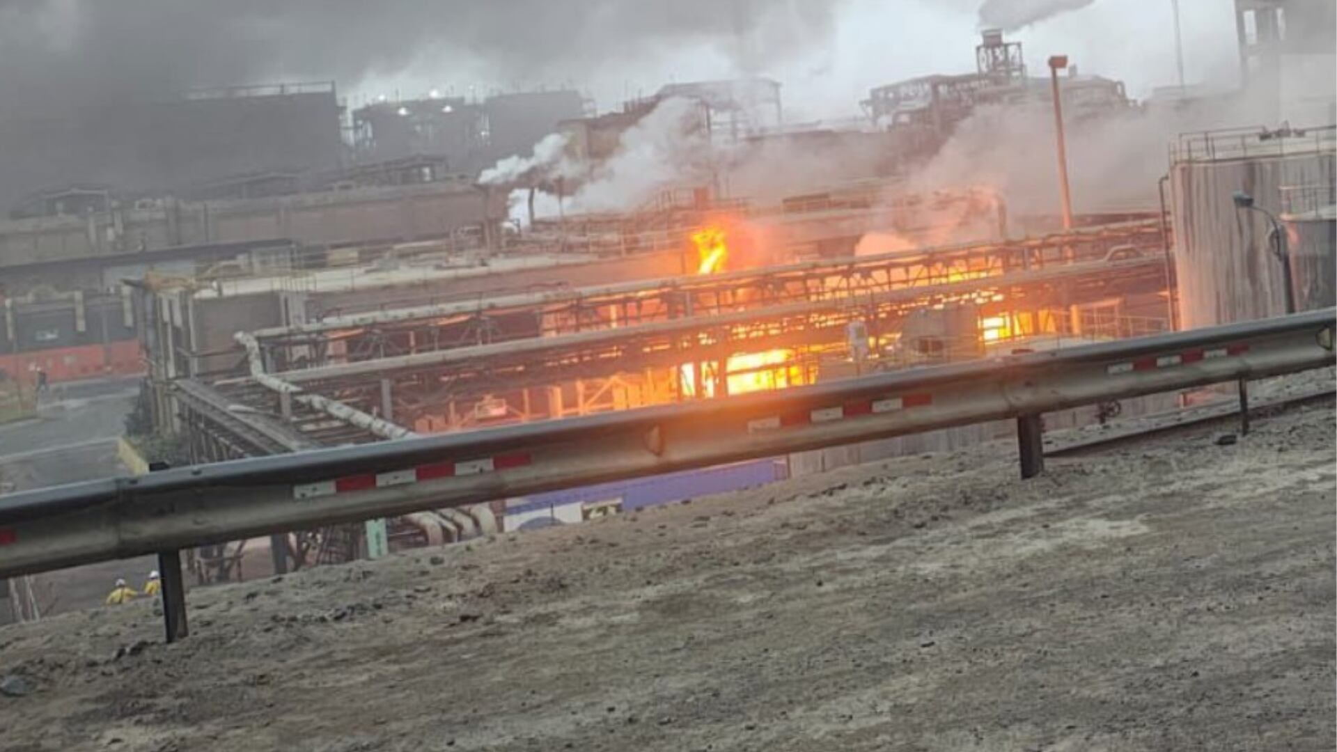 Un incendio de gran magnitud se desató en la refinería de zinc Nexa, ubicada en el complejo industrial de Cajamarquilla, Lurigancho-Chosica, Lima, provocando una densa columna de humo visible desde varios puntos. (Foto: Roger García)