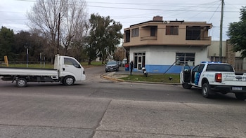 Un violento choque entre una moto y una camioneta quedó grabado en primera persona: hay un joven en grave estado