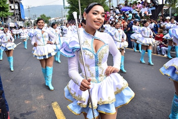 Desfile del comercio en San Salvador, El Salvador - Fiestas agostinas San Salvador